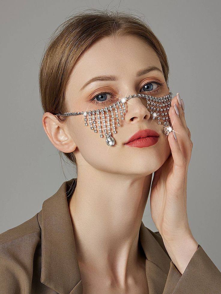 Аксессуар для лица украшенный камнями